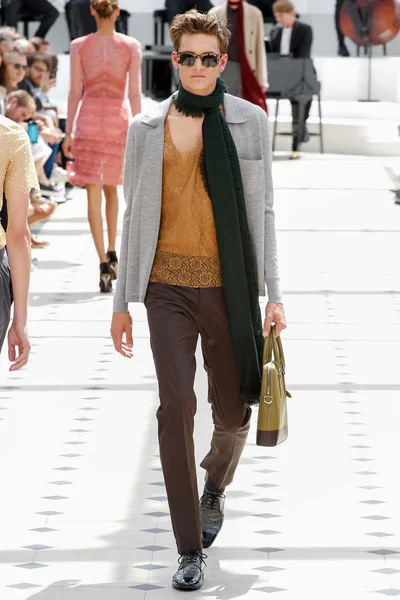 Look 32